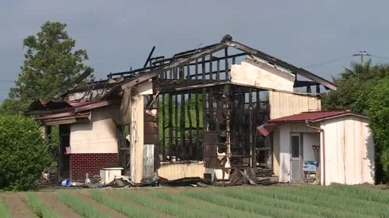 東松島市で住宅１棟が全焼した火事　「仏壇のろうそくか線香に火をつけた」　何らかの原因で燃え広がったか｜FNNプライムオンライン