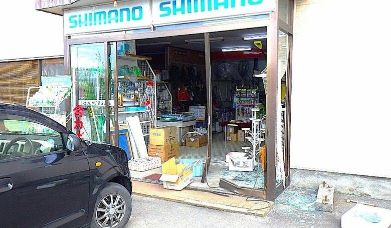 店のガラスが大破「アクセルとブレーキを踏み間違えた」70代女性運転の軽乗用車が釣具店に突っ込む…駐車場にとめようとして突然暴走〈北海道長万部町〉｜FNNプライムオンライン