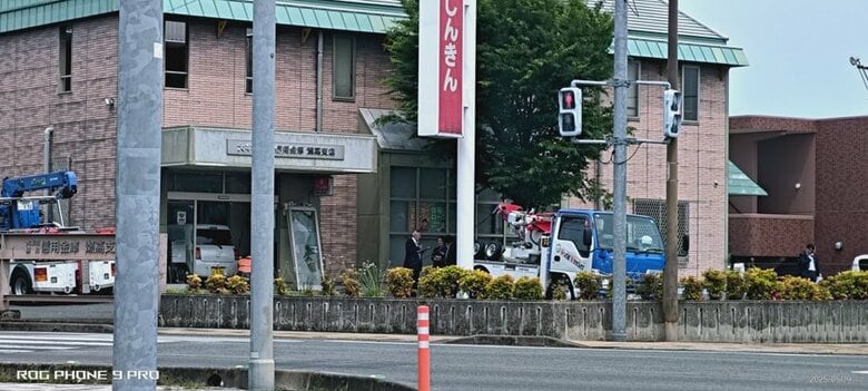 【速報】信金の店舗に軽乗用車突っ込む　客1人がけが　73歳女性が運転「ギアをバックに入れる前にアクセル踏んだ」福岡｜FNNプライムオンライン