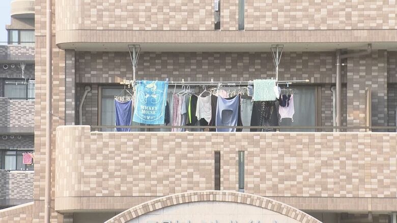 警察官が駆け付けると包丁持った容疑者が…同居する妻の首を包丁で刺し殺害か 32歳の夫を逮捕「覚えていない」｜FNNプライムオンライン