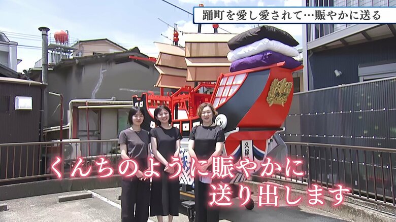 「くんち」に「ホタル」故人を偲ばせる精霊船「ありがとう」の想いを花火と爆竹で送る長崎の精霊流し｜FNNプライムオンライン