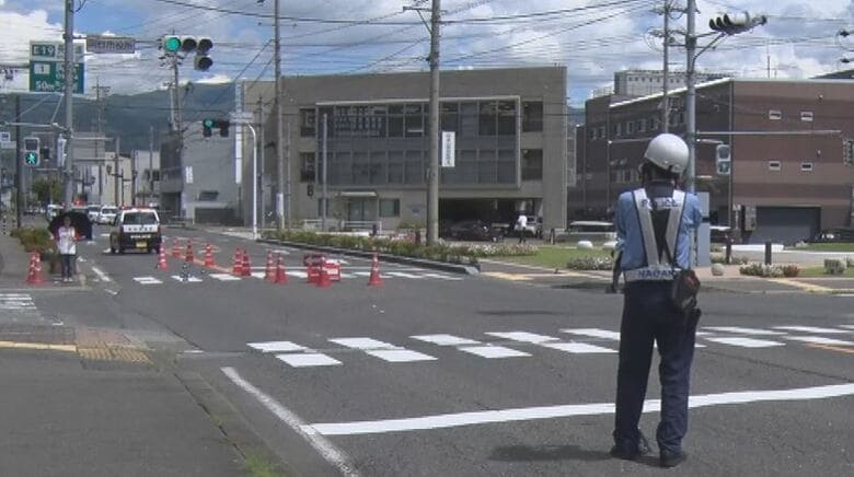 横断歩道で歩行者が乗用車にはねられる　女性が脳挫傷などで重傷の模様　警察は運転の67歳男を過失運転致傷の疑いで現行犯逮捕　長野・岡谷市｜FNNプライムオンライン
