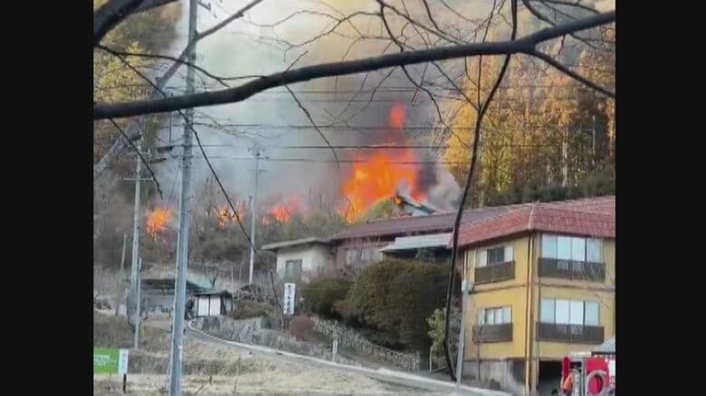 温泉近くの住宅から出火し2棟を焼く　裏山にも延焼　たき火が原因か　消火活動続く　住人の男性1人がやけど　乾燥注意報出る中　　　｜FNNプライムオンライン