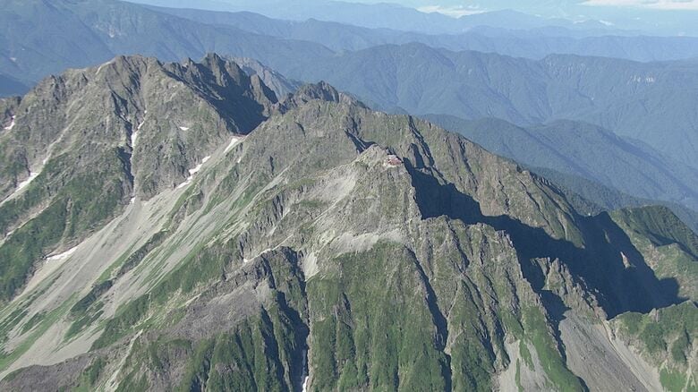 「右足を負傷して自力で歩行できない」と救助要請　北アルプス北穂高岳で東京都の医師の男性（51）が滑落　軽傷の模様　7日朝から救助へ　大型連休、山岳遭難相次ぐ　25件発生、4人死亡｜FNNプライムオンライン