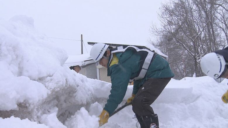 【真冬の総選挙】豪雪地で苦慮　スノーリゾート地では「立会人」の確保が課題…多くの住民が繁忙期　ポスター掲示場設置で雪かきに追われる　長野・白馬村｜FNNプライムオンライン