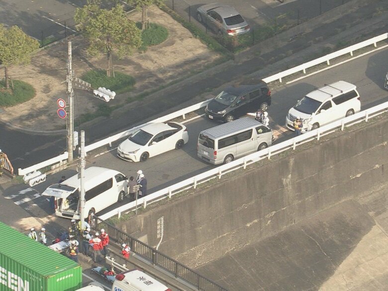 【速報】交差点近くでミニバンなど車3台が絡む事故 少なくとも4人がケガ 全員意識あり 名古屋市港区｜FNNプライムオンライン