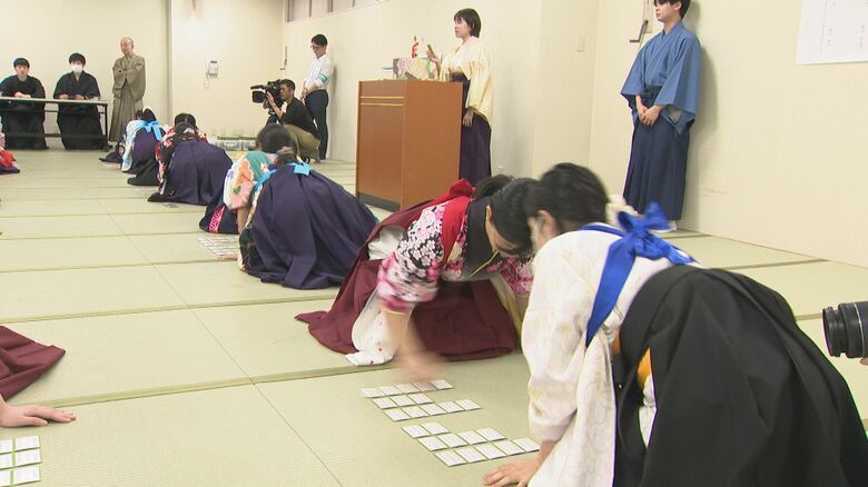 はかま姿で熱戦　着物に親しんでもらおうと小学生から大学生までが参加し「かるた大会」　優勝者には着物を贈呈｜FNNプライムオンライン