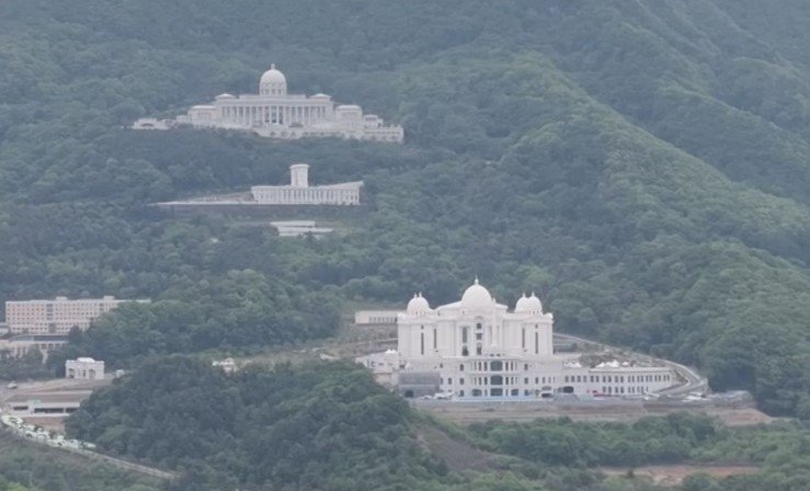 一番下の建物が「天苑宮」 2023年5月撮影 韓国・加平