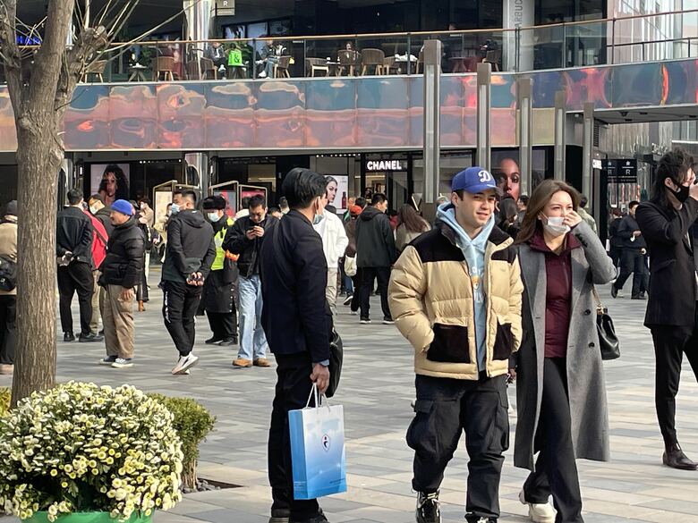 週末の繁華街は人であふれる