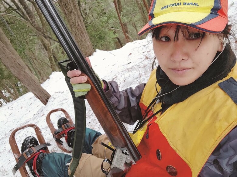 雪に足が埋もれないようにカンジキを履いて山を歩く山本さん(『初めてでも大丈夫 狩猟入門』より)