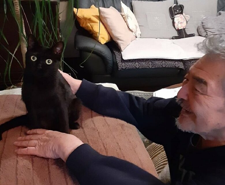 ルルちゃんをなでて笑顔あふれる父親