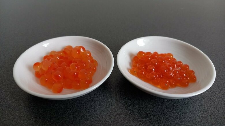 左：ほぼいくら　右：本物のいくら