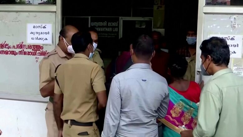 インド・ニューデリーの病院に入る様々な人たち（7月24日）