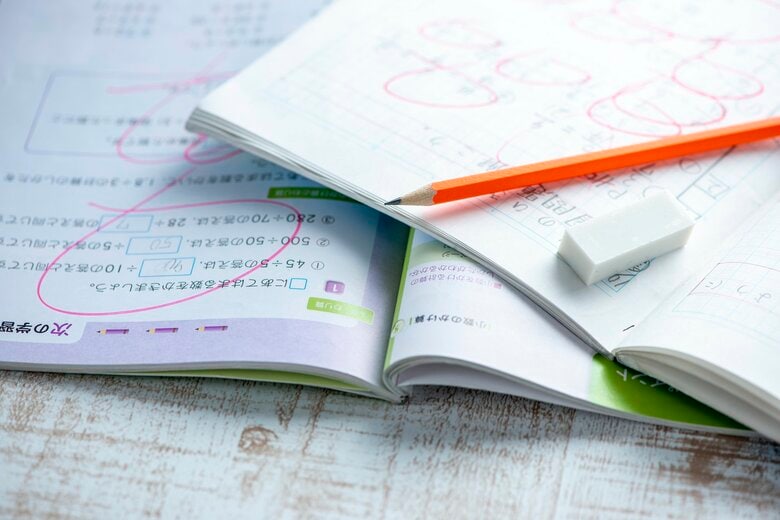 寝る時に教科書が目に入ったらストレスになるかも（画像：イメージ）