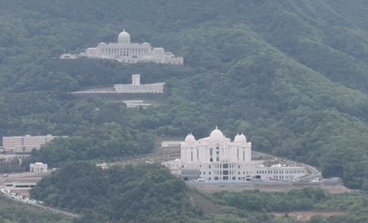 一番下の建物が「天苑宮」　2023年5月撮影　韓国・加平