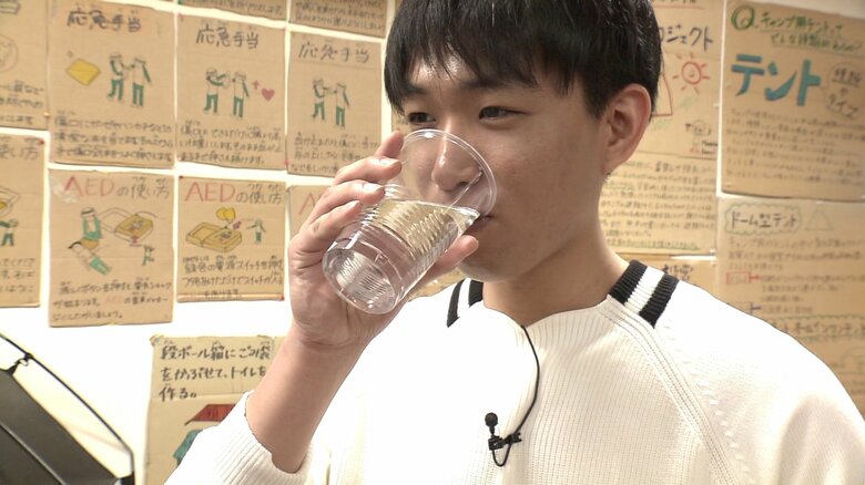 ろ過した水を試飲する飛世アナウンサー「水道水と変わらずにおいもなし」