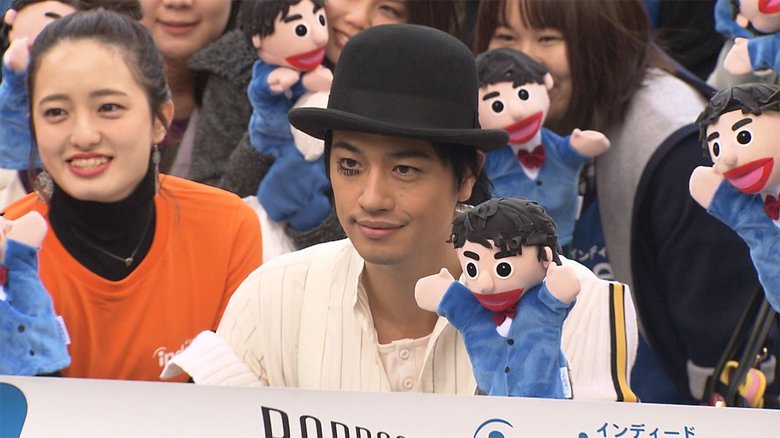 早くもクリスマスツリー点灯式の季節! 斎藤工がハロウィーンの後始末