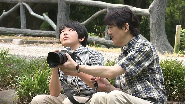 秋篠宮さまからカメラの指導を受ける悠仁さま（2020年）