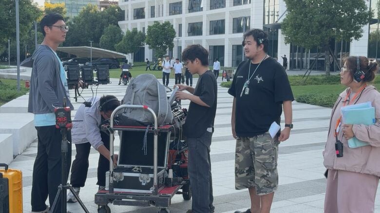 ショートドラマの撮影現場。監督やスタッフが話し合いながら、作品を作り上げていた