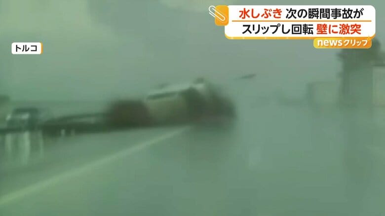 車がスリップし、中央分離帯に衝突してひっくり返りながら回転する瞬間②