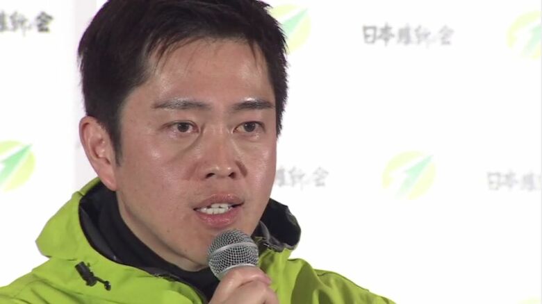“ダブル選”後に会見する吉村代表（先月）