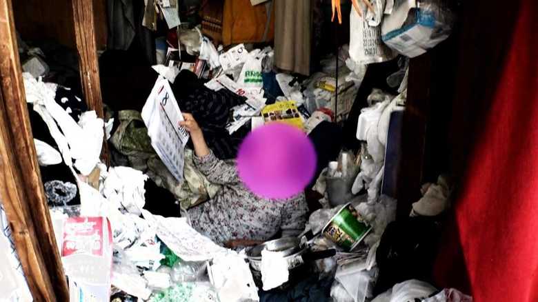 バイリンガルな“ゴミ屋敷”家主の女性を直撃取材! ディレクターの説得でゴミを捨ててくれるのか?