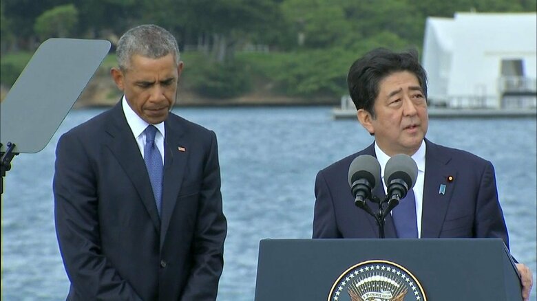 現職首相として初めてハワイの真珠湾攻撃の追悼施設を訪問（2016年12月）