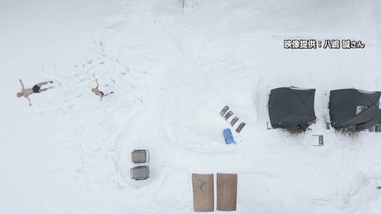 冬は雪にダイブ！湖畔に設置されたテントサウナ