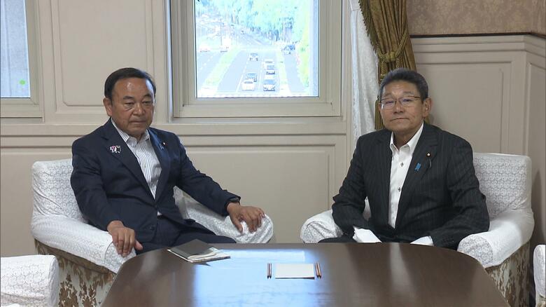 自民・坂本国対委員長（左）と立憲・笠国対委員長