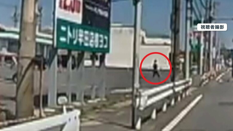 子供を抱えて安全な場所へ