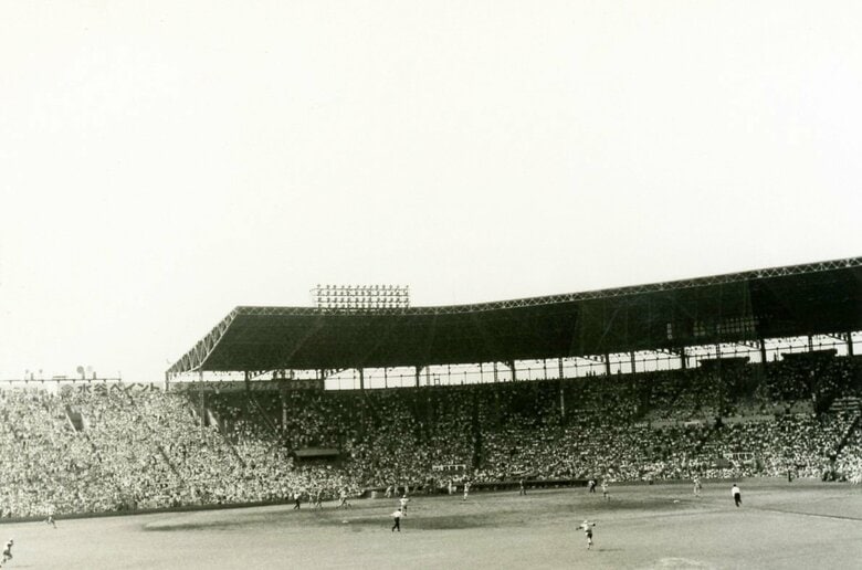 昭和の野球場には多くの人が集まった