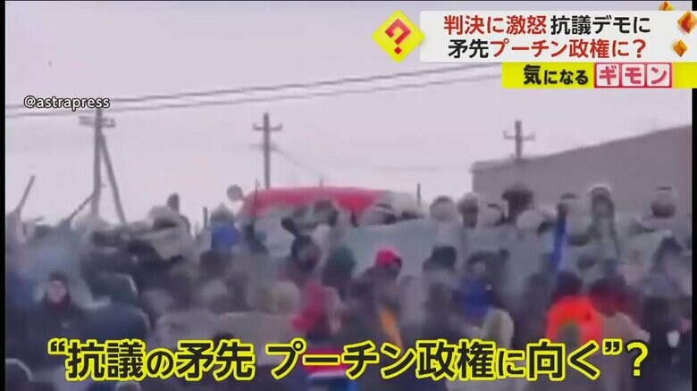 盾を持った警察官たちと市民