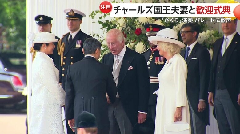 両陛下は車から降りて夫妻と握手を交わした