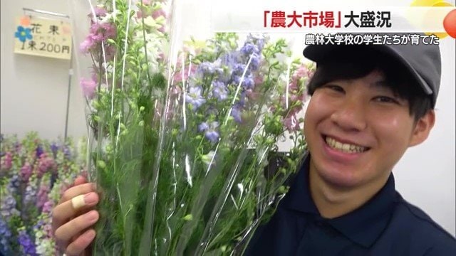 野菜・果物だけでなくきれいに咲いた花々も売られている