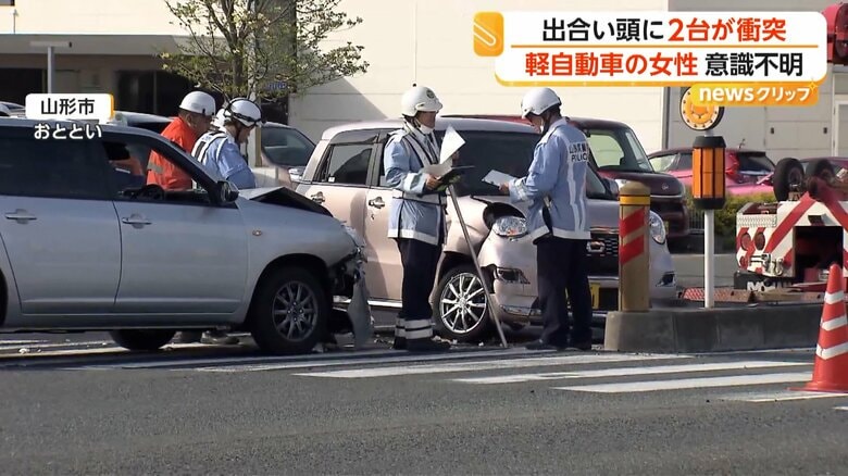 衝突した2台の車（20日、山形市）