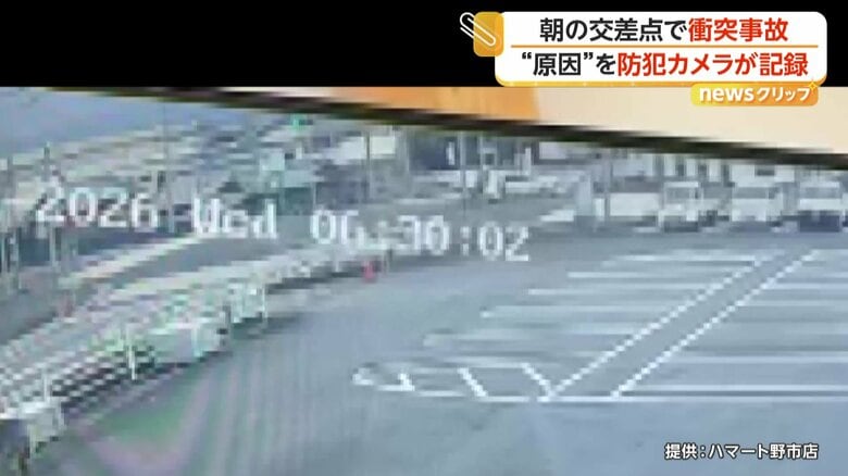 交差点で車2台が激しく衝突する事故の瞬間（1日午前6時半頃、高知・香南市）⑥