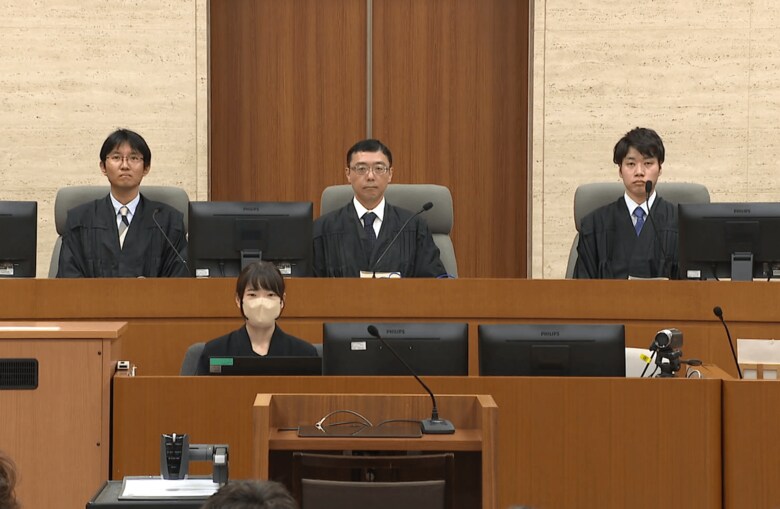 井下田英樹裁判長（中央）