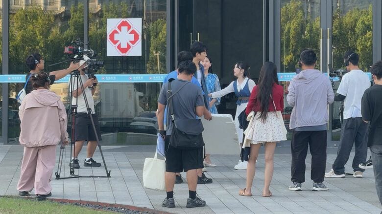 横店でドラマの撮影に取り組む俳優やスタッフたち