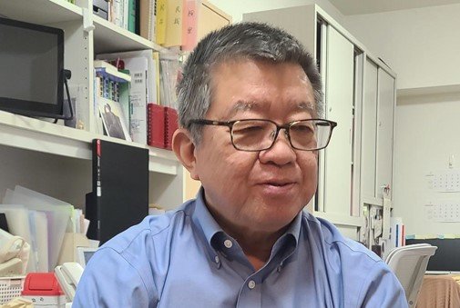 取材に答える伊藤芳朗弁護士（今年2月）