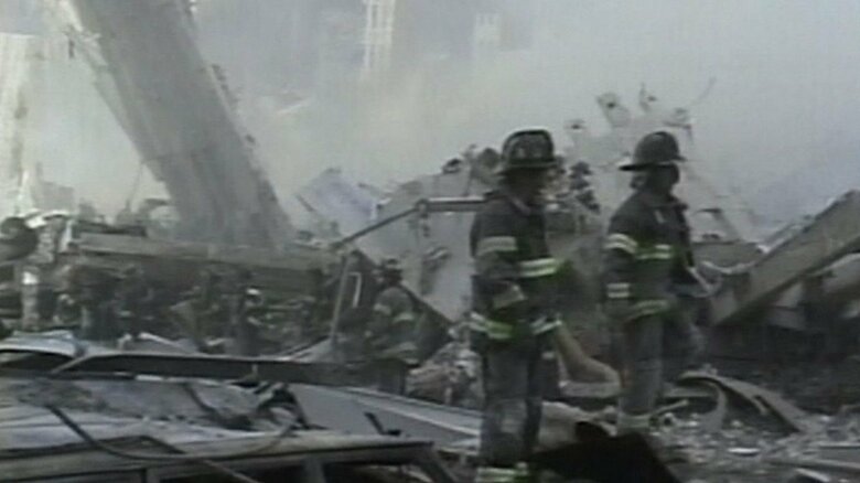 崩壊したビルの瓦礫の中で救出活動を続ける消防隊員