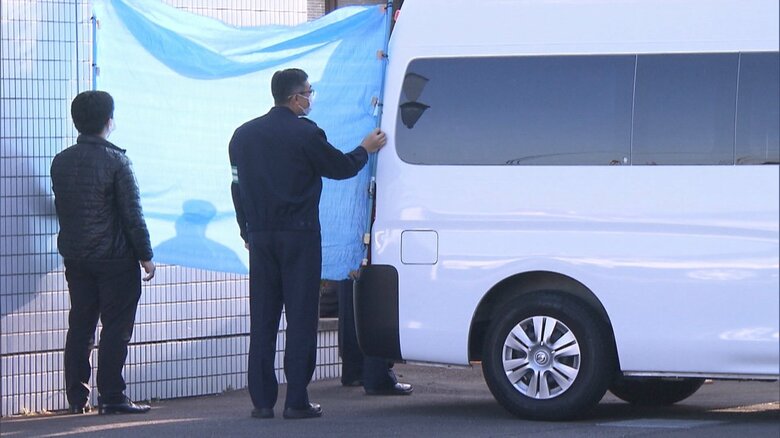 男が乗る警察車両