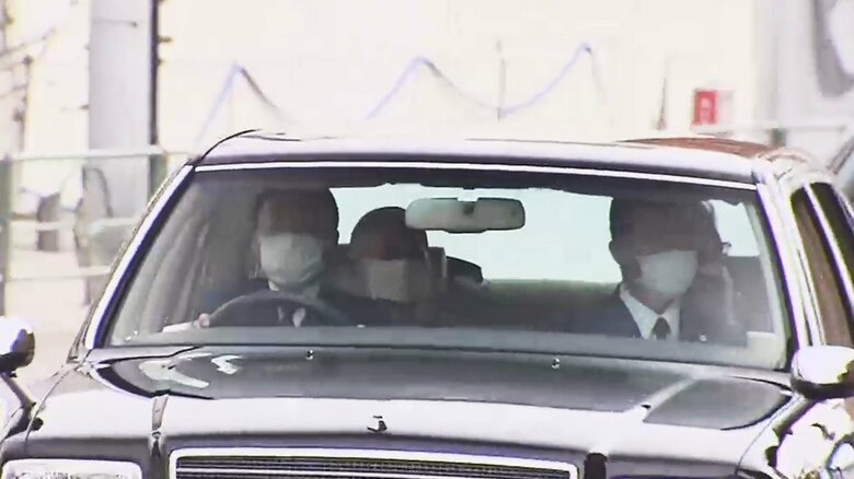 マスク姿で公の場に出られるのは非常に珍しい上皇ご夫妻