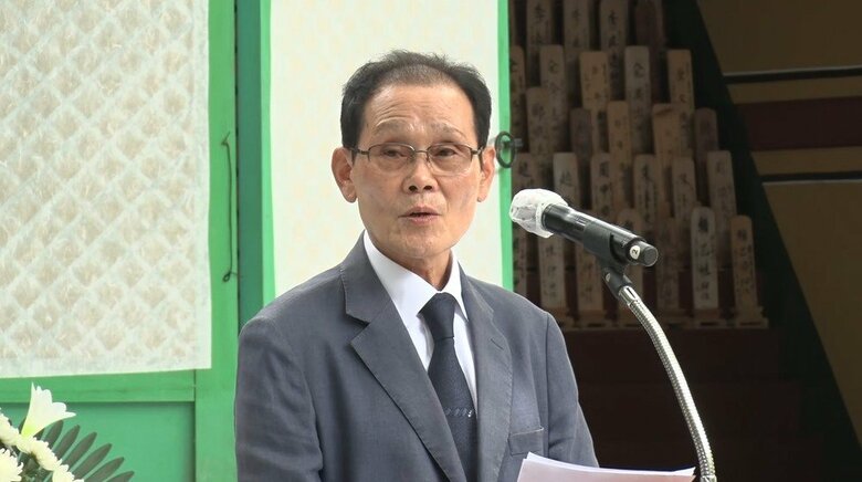 慰霊式で挨拶する鄭会長　8月6日・陜川