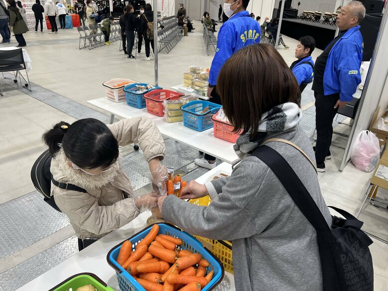「SDGｓ市場」は訳あり食材の詰め放題は大人気（2024年の様子）