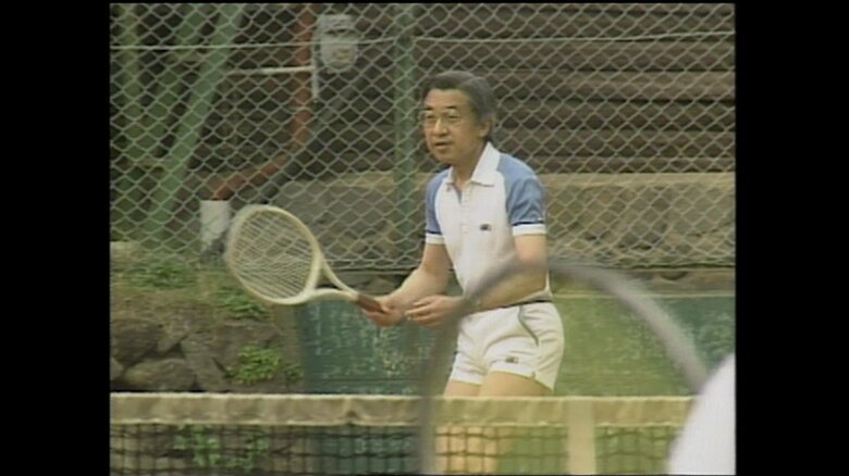 テニスをされる天皇陛下