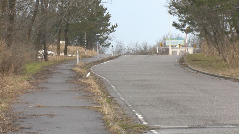 海につながる坂道