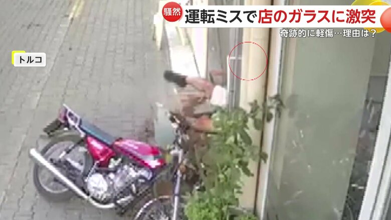 バイクの男性が店のガラスに突っ込む瞬間（6日、トルコのエーゲ海地方）⑦