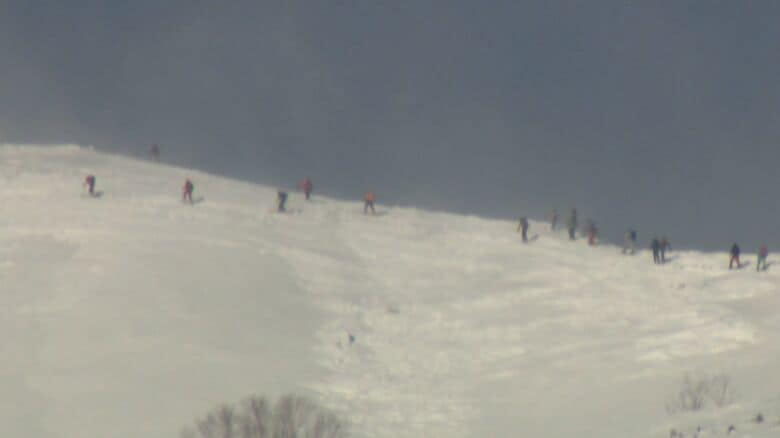 バックカントリースキーなどを楽しむ人たち