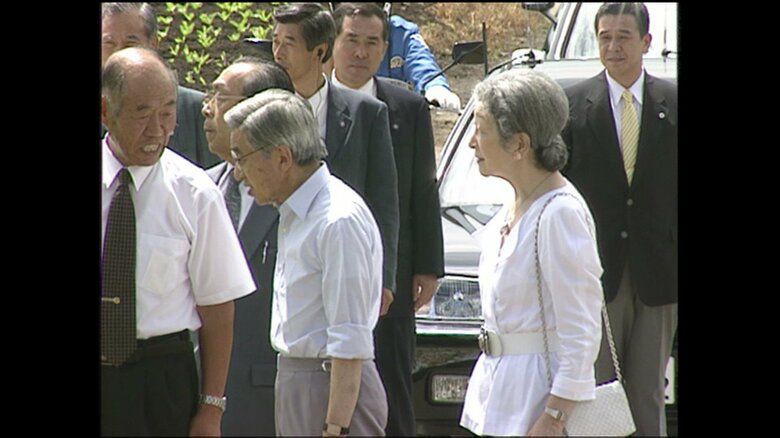 畑を視察される両陛下