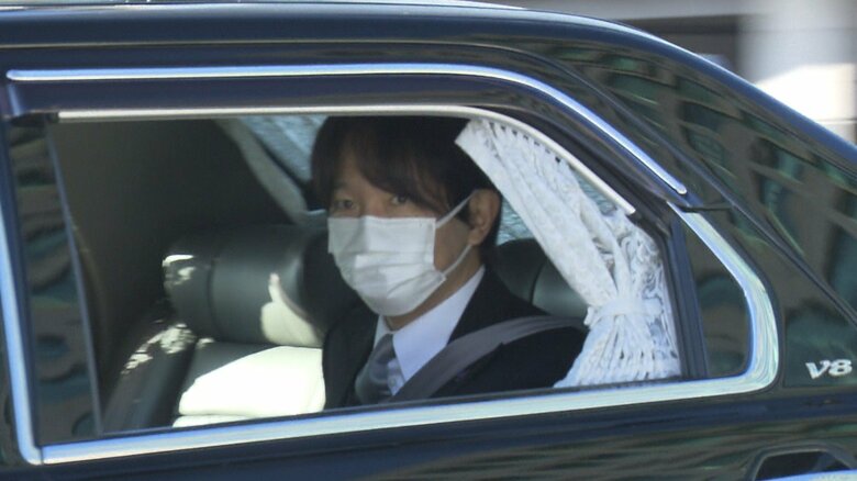 皇居に車で入られる秋篠宮さま（7日午前）